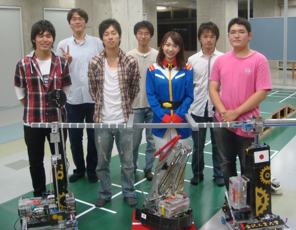 ロボットプロジェクトのメンバーと美人捜査官